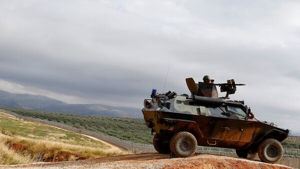 Un militar turco en un vehículo blindado cerca de la frontera con Siria - Sputnik Mundo