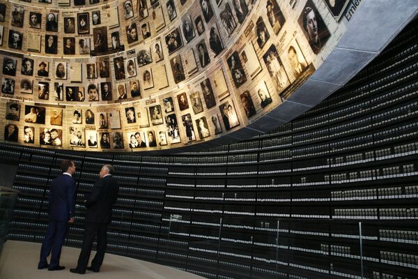 Primer ministro ruso, Dmitri Medvédev, en Jerusalén en el conjunto conmemorativo de la Memoria del Holocausto, Yad Vashem Primer ministro ruso, Dmitri Medvédev, en Jerusalén en el conjunto conmemorativo de la Memoria del Holocausto, Yad Vashem - Sputnik Mundo