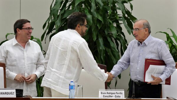 El canciller cubano, Bruno Rodríguez, el negociador de las FARC en Colombia, Ivan Márquez (C), y el negociador del gobierno colombiano, Humberto de la Calle - Sputnik Mundo