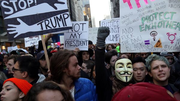 Miles de personas protestan en Nueva York contra Donald Trump - Sputnik Mundo