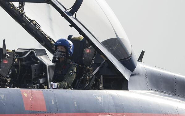 La primera mujer en pilotar un caza J-10 se estrella en China - Sputnik Mundo