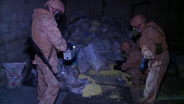 Militares rusos inspeccionan un supuesto almacén de armas químicas en Alepo - Sputnik Mundo