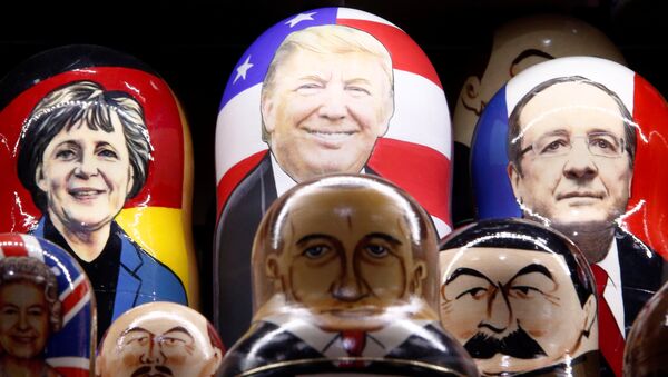 Muñecas pintadas de Matryoshka con caras de líderes mundiales - Sputnik Mundo