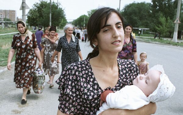 Las mujeres se evacúan de la ciudad tras el anuncio del asalto de Grozni Las mujeres se evacúan de la ciudad tras el anuncio del asalto de Grozni - Sputnik Mundo
