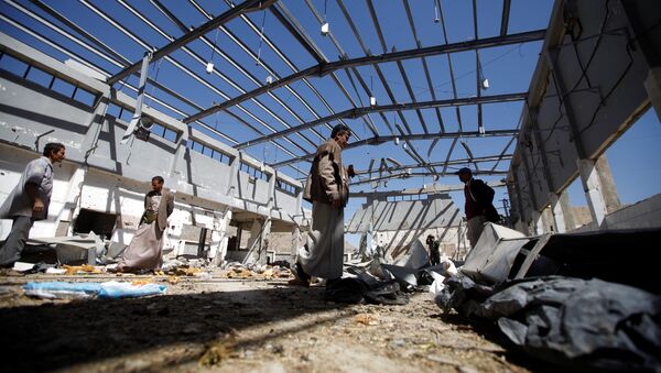 Una planta destruida en los bombardeos de la coalición liderada por Arabia Saudí - Sputnik Mundo