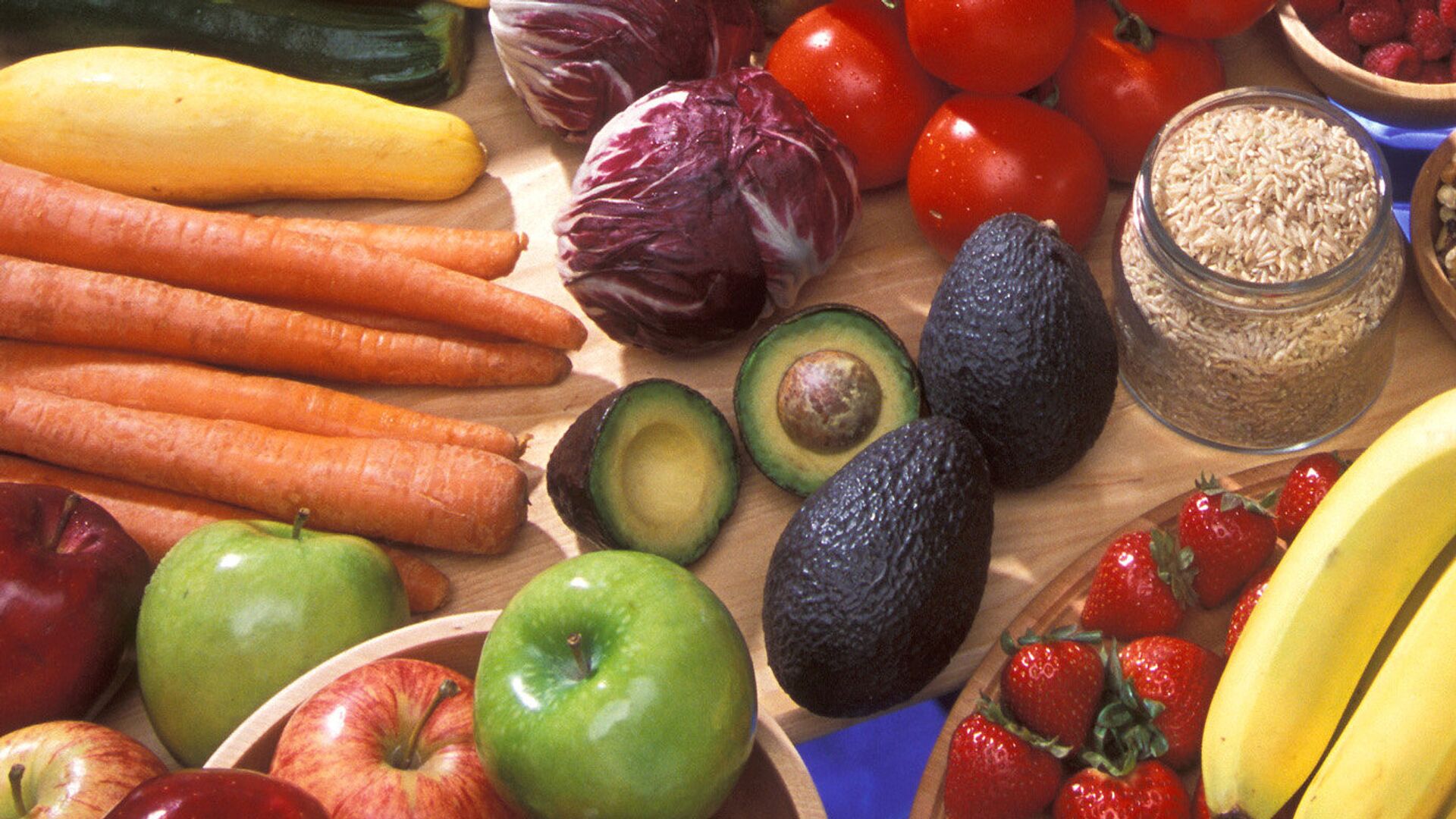 Какие овощи являются ягодами. Овощи и фрукты. Полезные продукты овощи. Полезные фрукты и овощи. Полезные продукты фрукты.