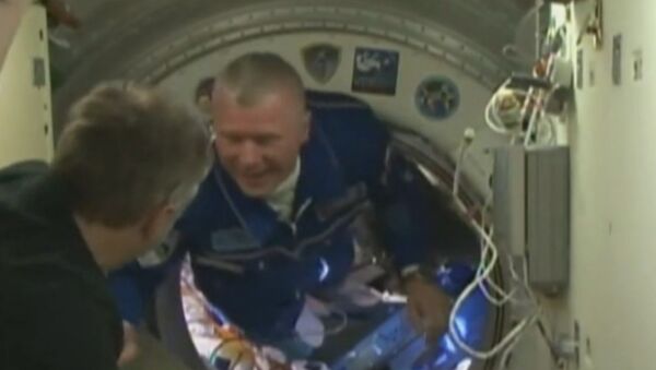Besos y abrazos: Cómo acogen a una nueva tripulación en la Estación Espacial Internacional - Sputnik Mundo