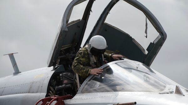 Un piloto del Tu-95MS de las Fuerzas Aeroespaciales de Rusia en la base aérea de Hmeymim en Siria - Sputnik Mundo