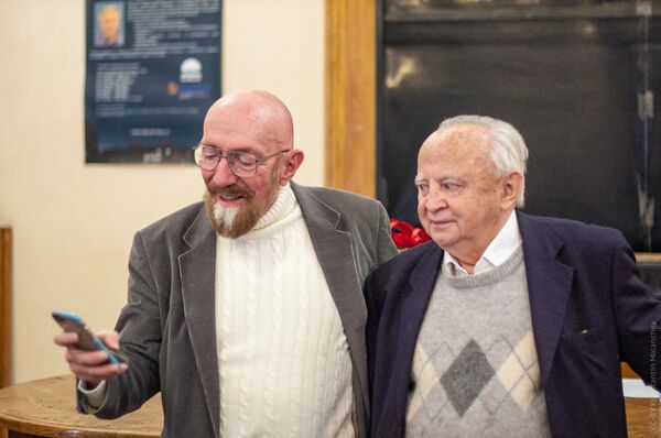 Kip Thorne (a la izquierda) junto al astrofísico teórico y cosmólogo ruso Ígor Nóvikov (a la derecha) Kip Thorne (a la izquierda) junto al astrofísico teórico y cosmólogo ruso Ígor Nóvikov (a la derecha) - Sputnik Mundo