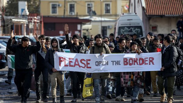 Refugiados y migrantes en la frontera entre Serbia y Croacia - Sputnik Mundo