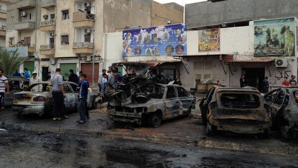 Los restos de la coche bomba que explotó cerca del hospital en Bengasi, Libia - Sputnik Mundo