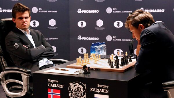 Ajedrecistas Magnus Carlsen, de Noruega, y Serguéi Kariakin, de Rusia - Sputnik Mundo