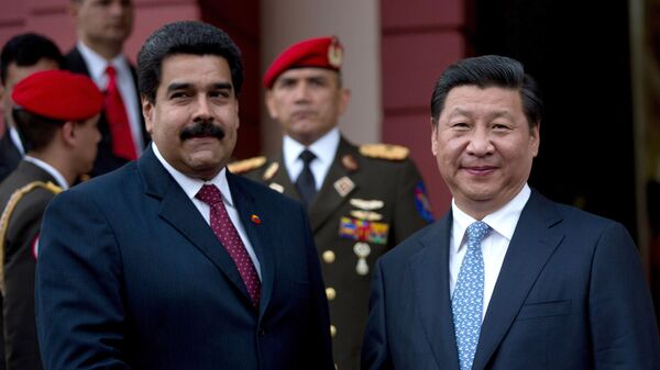 El presidente de China, Xi Jinping, a la derecha, estrecha la mano del presidente de Venezuela, Nicolás Maduro, a la izquierda (achivo) - Sputnik Mundo