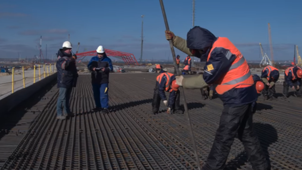 Los constructores del puente de Crimea se suman a la moda del 'mannequin challenge' - Sputnik Mundo