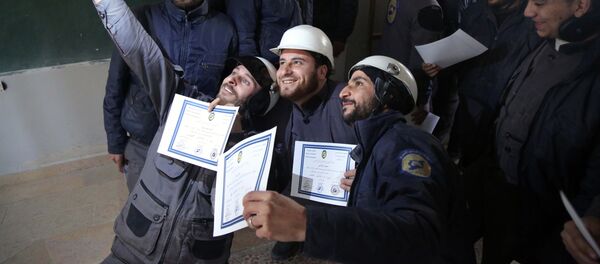 Los miembros de la Defensa Civil Siria, conocidos como los Cascos Blancos, toman un selfie con sus certificados Los miembros de la Defensa Civil Siria, conocidos como los Cascos Blancos, toman un selfie con sus certificados - Sputnik Mundo