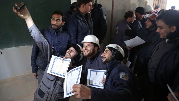 Los miembros de la Defensa Civil Siria, conocidos como los Cascos Blancos, toman un selfie con sus certificados - Sputnik Mundo
