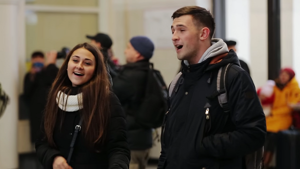 83 jóvenes ucranianos cantan una canción en ruso en una estación de trenes - Sputnik Mundo