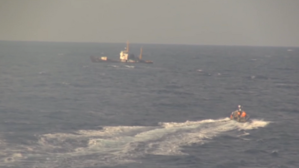 Una lancha rusa se dirige al pesquero ucraniano averiado en el Mediterráneo - Sputnik Mundo