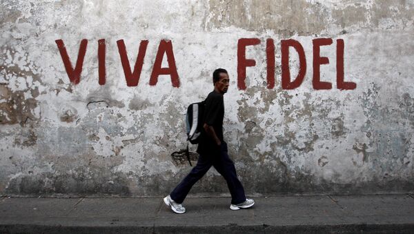 Un hombre camina por las calles de Santiago de Cuba - Sputnik Mundo