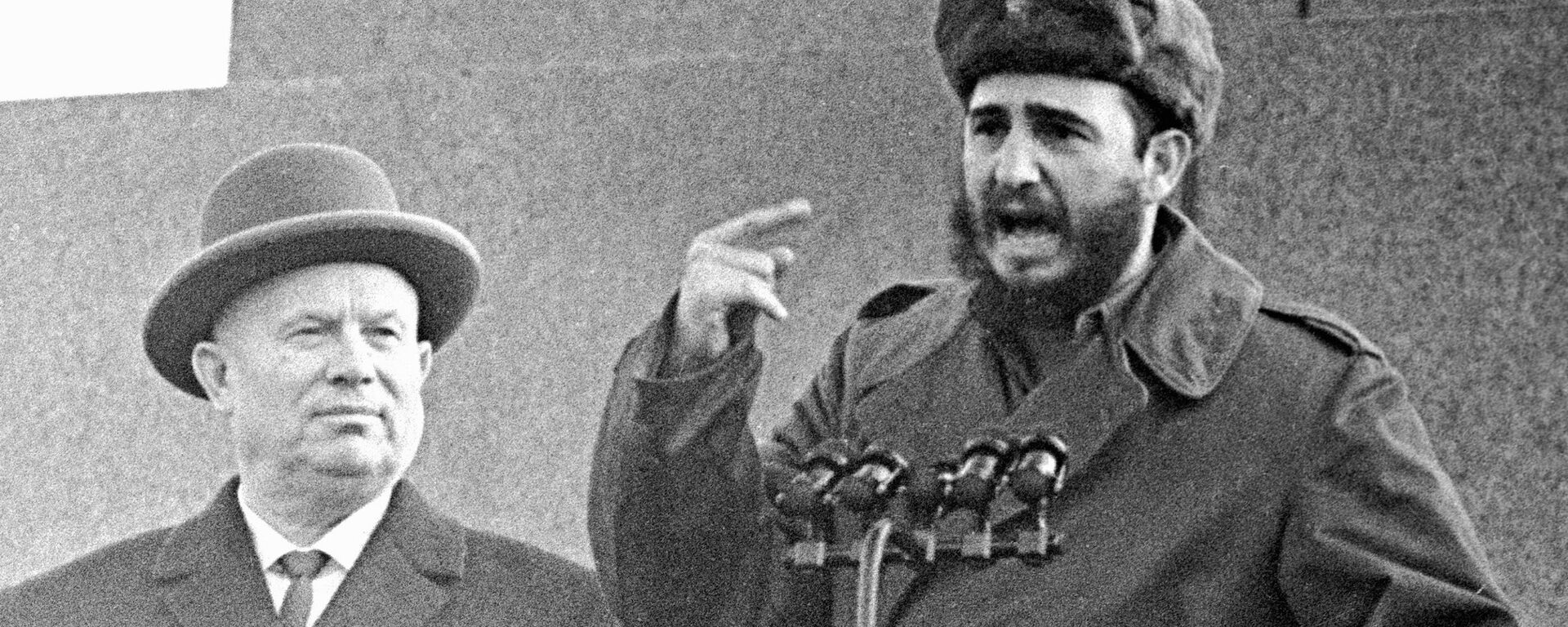 Nikita Jruschov, primer secretario del Comité Central del Partido Comunista de la Unión Soviética, junto a Fidel Castro, líder de la Revolución cubana, en la Plaza Roja de Moscú. - Sputnik Mundo, 1920, 18.10.2018