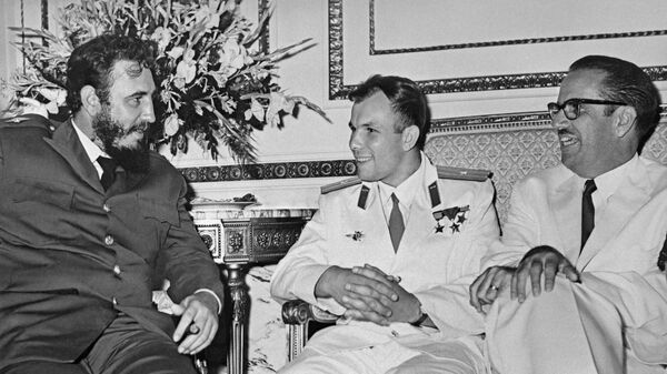El cosmonauta soviético Yuri Gagarin, junto al entonces primer ministro de Cuba, Fidel Castro, y el presidente de la isla caribeña, Osvaldo Dorticós. - Sputnik Mundo