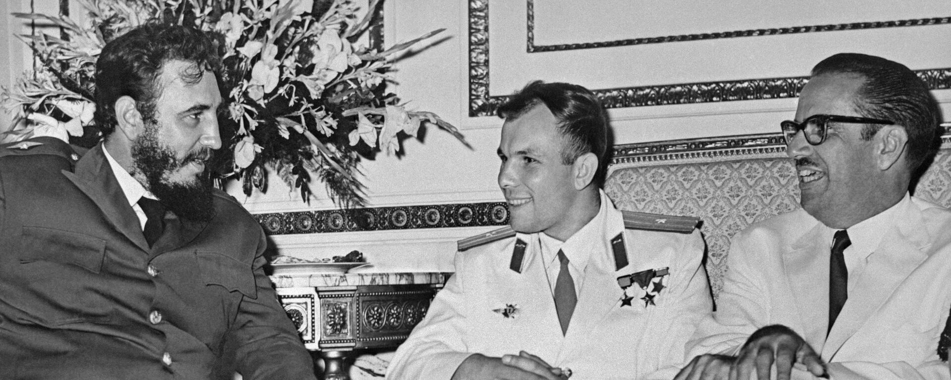 El cosmonauta soviético Yuri Gagarin, junto al entonces primer ministro de Cuba, Fidel Castro, y el presidente de la isla caribeña, Osvaldo Dorticós. - Sputnik Mundo, 1920, 11.04.2021