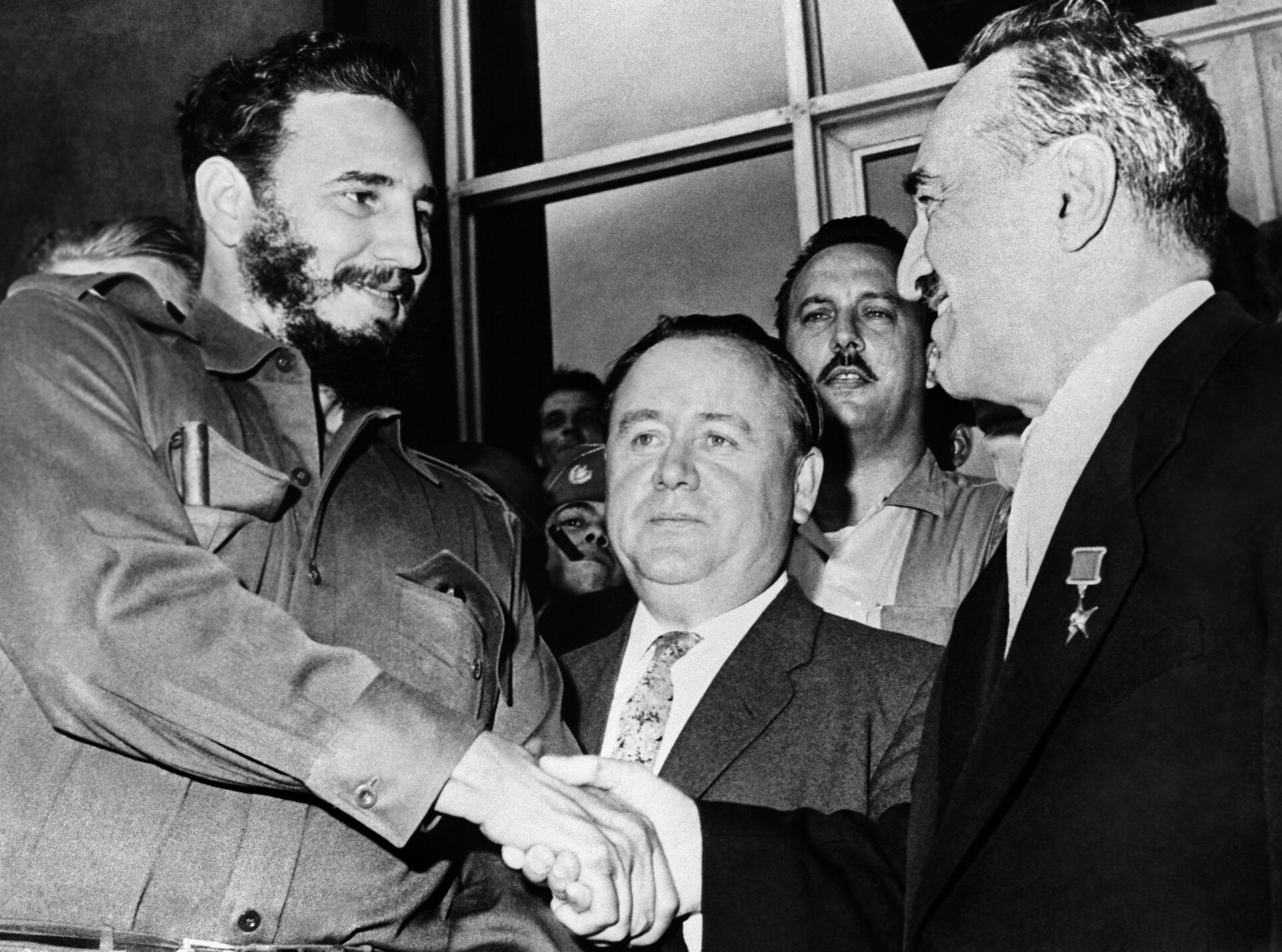Fidel Castro saluda a Anastás Mikoyán, vicepresidente del Consejo de Ministros de la URSS, en la visita de este último a Cuba. - Sputnik Mundo, 1920, 11.02.2021
