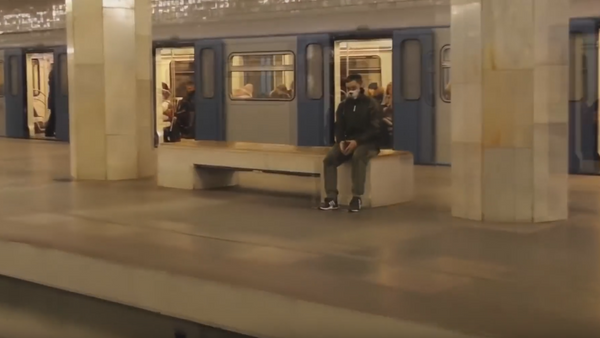 Con la muerte en los talones: un joven ruso 'se la juega' en el metro - Sputnik Mundo