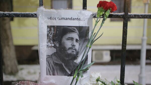 Moscovitas rinden homenaje a Fidel Castro - Sputnik Mundo