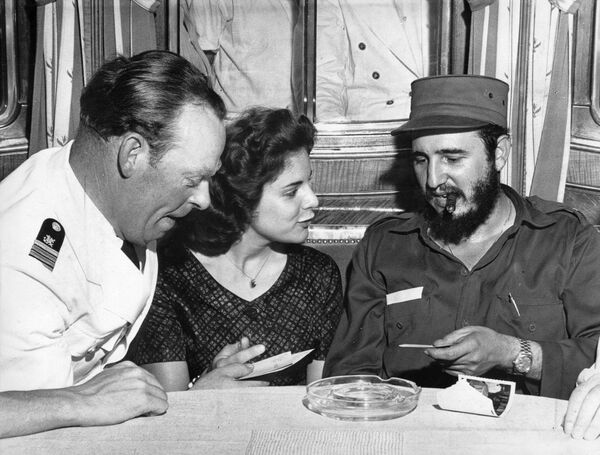 Marita Lorenz se dirige a Fidel Castro a bordo del crucero MS Berlin, 1959 Marita Lorenz se dirige a Fidel Castro a bordo del crucero MS Berlin, 1959 - Sputnik Mundo