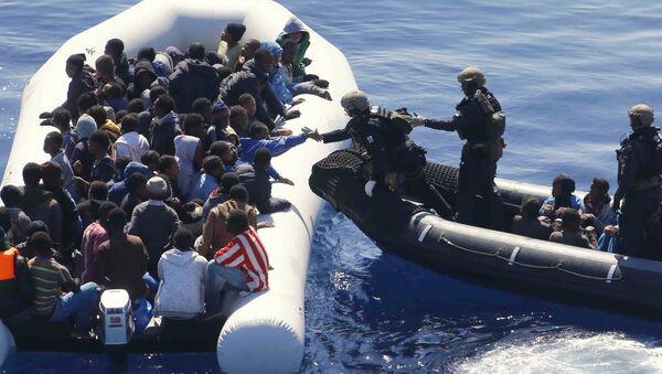 Embarcación con inmigrantes en el mar Mediterráneo frente a la costa de Libia (archivo) - Sputnik Mundo
