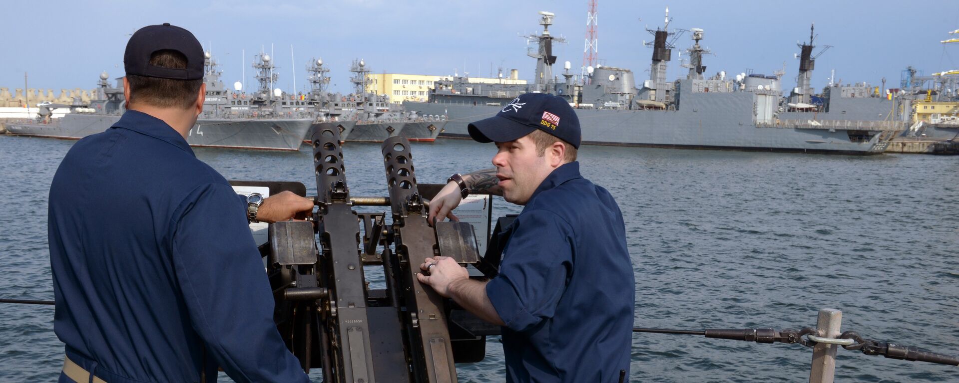 Personal de la Marina de EEUU a bordo del destructor USS Donald Cook en el astillero Constanta, en el puerto rumano con salida al mar Negro - Sputnik Mundo, 1920, 10.11.2021