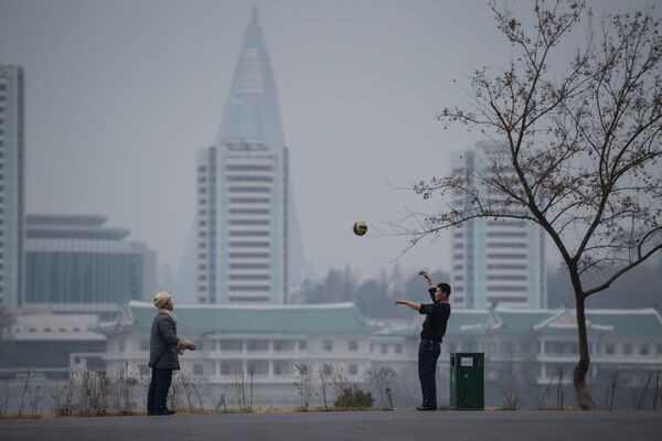 Dos hombres juegan a la pelota en Pyongyang - Sputnik Mundo