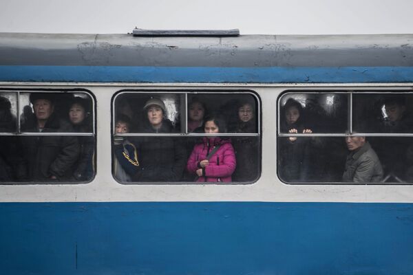 Los pasajeros, en un tranvía en Pyongyang - Sputnik Mundo