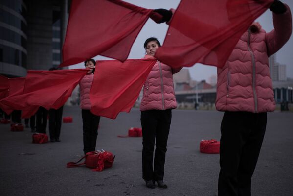 Un espectáculo de banderas en las calles de Pyongyang - Sputnik Mundo
