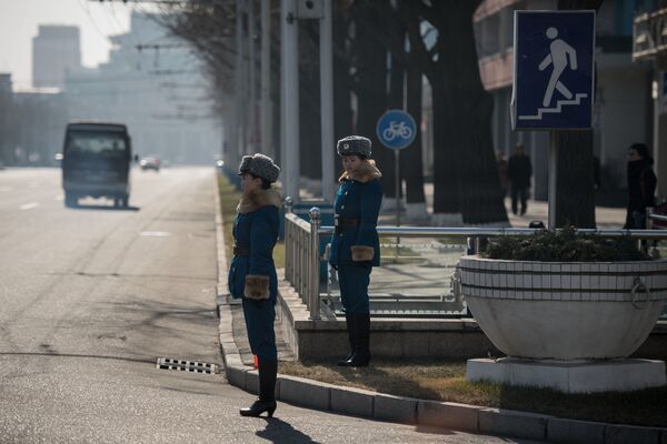 Policías norcoreanas, en una intersección - Sputnik Mundo