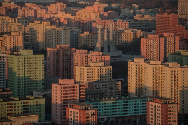 Vista de los edificios residenciales y el monumento al Partido del Trabajo de Corea - Sputnik Mundo