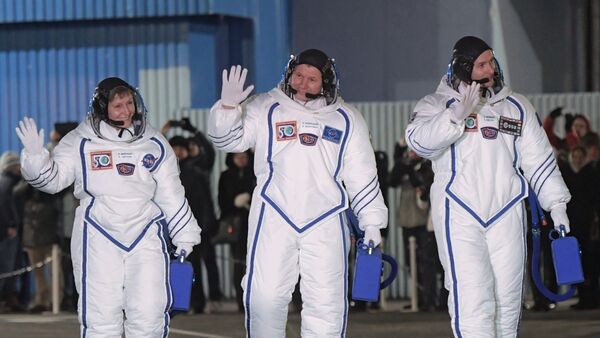 Los miembros de la tripulación de la más reciente expedición de la nave Soyuz, Peggy Whitson, Oleg Novitski y Thomas Pesquet - Sputnik Mundo