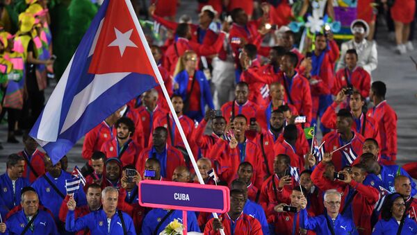 Cuba's flagbearer Mijain Lopez Nunez leads his delegation during the opening ceremony of the Rio 2016 Olympic Games at the Maracana stadium - Sputnik Mundo