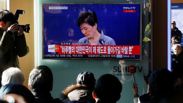 La gente escucha una declaración de Park Geun-hye, presidenta de Corea del Sur - Sputnik Mundo