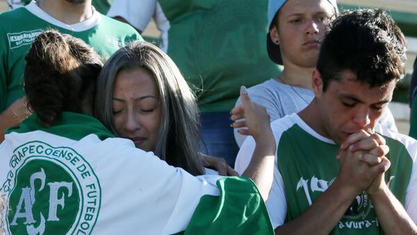 Fans of Chapecoense soccer team react at the Arena Conda stadium in Chapeco, Brazil - Sputnik Mundo
