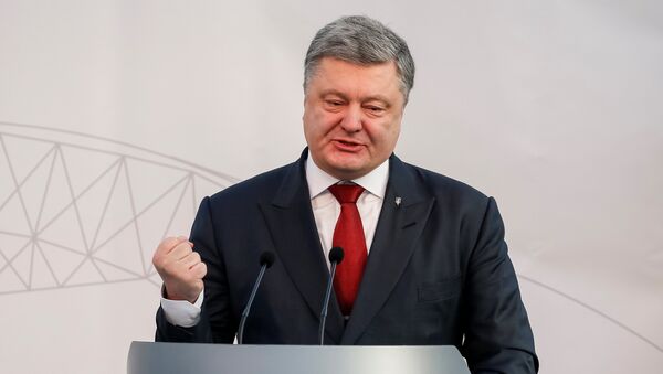 Ukrainian President Petro Poroshenko delivers a speech during a ceremony to unveil the 'New Safe Confinement' (NSC) arch, that will block radiation from the damaged reactor at the Chernobyl nuclear power plant, Ukraine - Sputnik Mundo