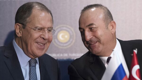 Seguéi Lavrov, ministro de Exteriores de Rusia, y su homólogo de Turquía, Mevlut Cavusoglu - Sputnik Mundo