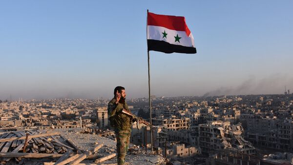 Un soldado de las tropas del Gobierno sirio en Alepo (archivo) - Sputnik Mundo