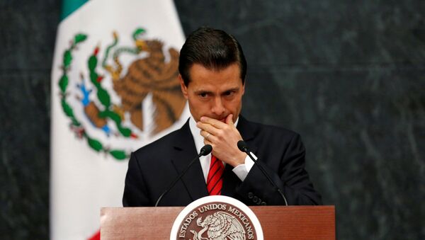 Mexico's President Enrique Pena Nieto gestures as he delivers a message after U.S. Republican candidate Donald Trump won an unexpected victory in the presidential election, at Los Pinos presidential residence in Mexico City, Mexico - Sputnik Mundo