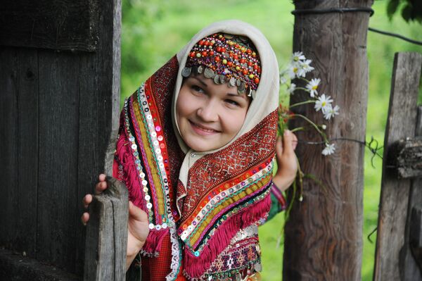 Mujer del pueblo ugrofinés mari, que habita en las orillas del río Volga en la república de Mari El, Rusia. - Sputnik Mundo