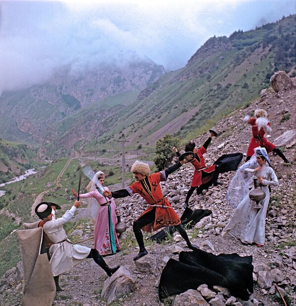 Baile típico osetio. Los osetios son un grupo étnico que vive principalmente en Osetia del Norte (Rusia) y Osetia del Sur. - Sputnik Mundo