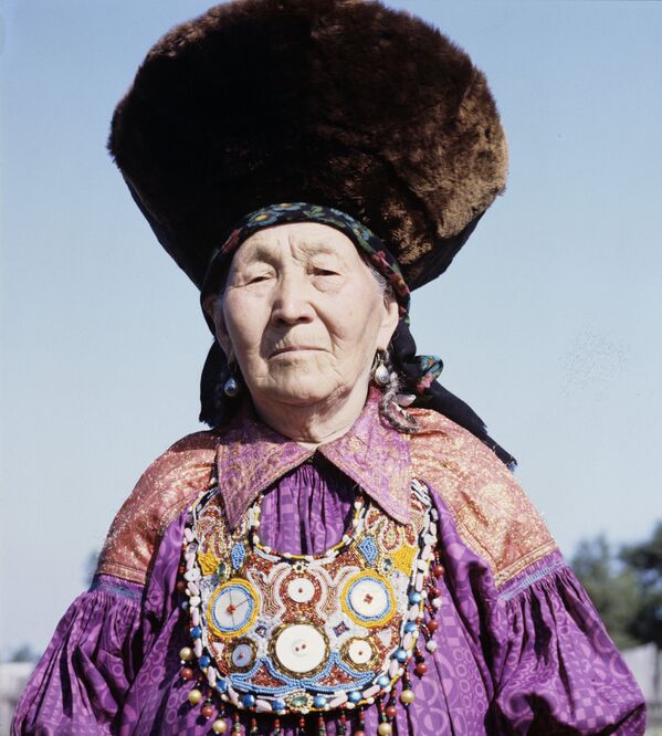 Mujer de la república de Jakasia en un traje típico de la región. - Sputnik Mundo