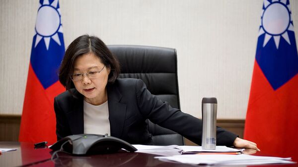 Taiwan's President Tsai Ing-wen speaks on the phone with U.S. president-elect Donald Trump at her office in Taipei, Taiwan, in this handout photo made available December 3, - Sputnik Mundo