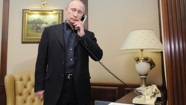 Vladímir Putin, presidente de Rusia, habla por teléfono - Sputnik Mundo